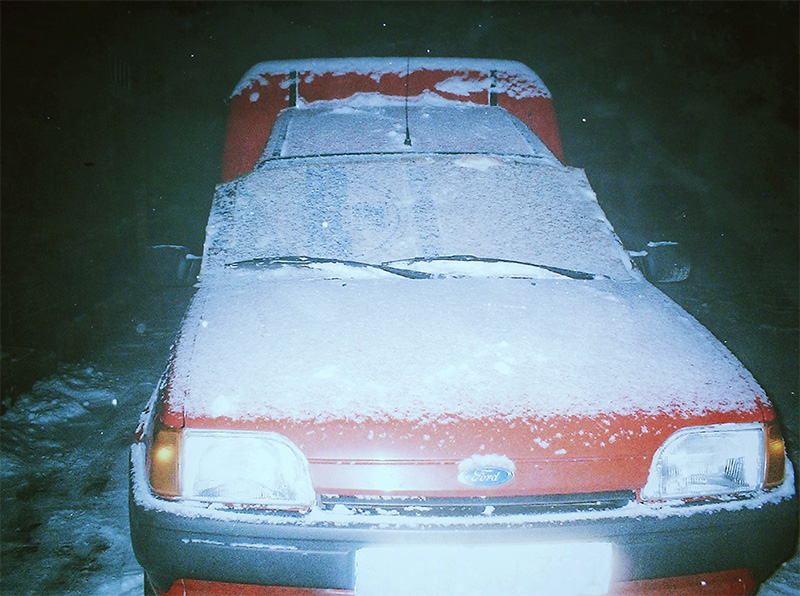 Album cover: 125, rue montmartre – Discography, showing a snowed-in van in a winter night